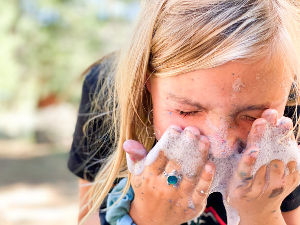 孩子们在户外和老师一起画画、创作、画画。图片下载