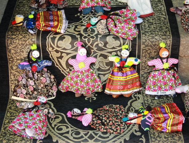 2020年10月25日，土耳其安塔利亚。穿着衣服的东方传统布娃娃图片下载