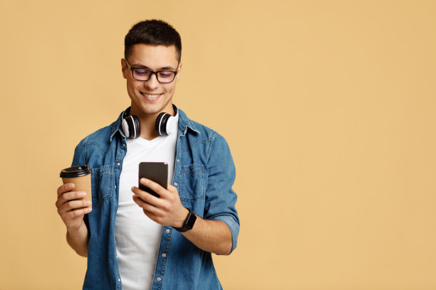 现代员工在社交网络和打字信息中的交流图片下载