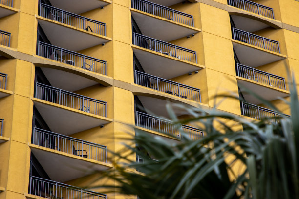 金色多彩的住宅建筑与棕榈树图片下载