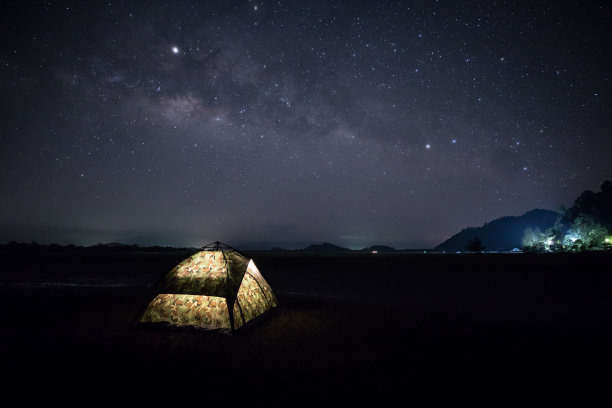 夜空中有云的星星图片下载
