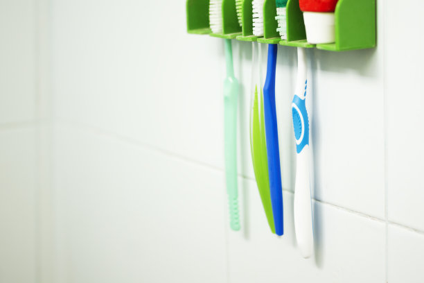 选择重点牙刷组挂在浴室的墙上图片下载
