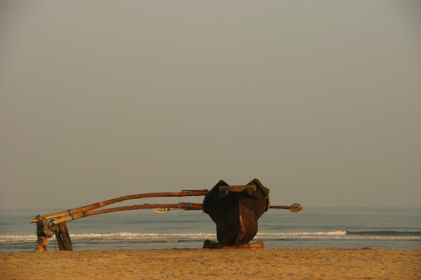 木质渔船。印度的一艘旧渔船图片下载