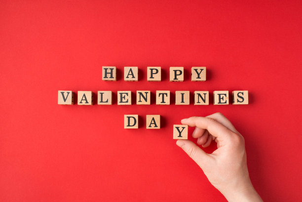 情人节快乐的概念。近平视图照片图像的女性手制作文字布线祝贺孤立明亮的颜色背景图片下载