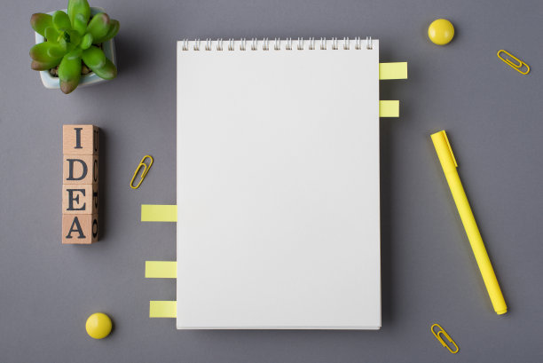 上方上方的近距离查看照片图片螺旋通知记事本与地方的文本设计模拟躺在灰色的办公桌背景图片下载