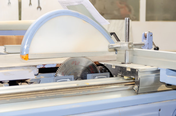 版式切割机在生产中的特写。木材加工机械。圆锯图片下载