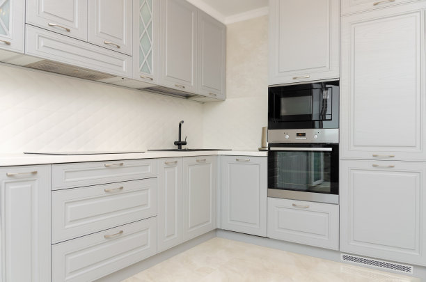 漂亮的经典厨房浅灰色，白色调的新房子。图片下载