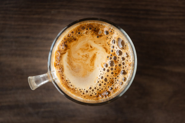 木质背景上的咖啡俯视图图片下载