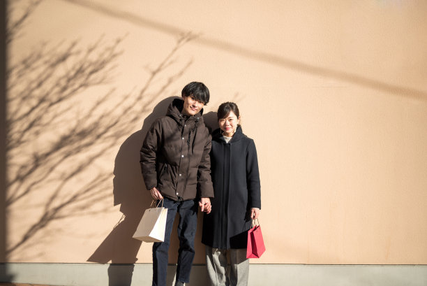 一对倚在墙上的夫妇的肖像图片下载