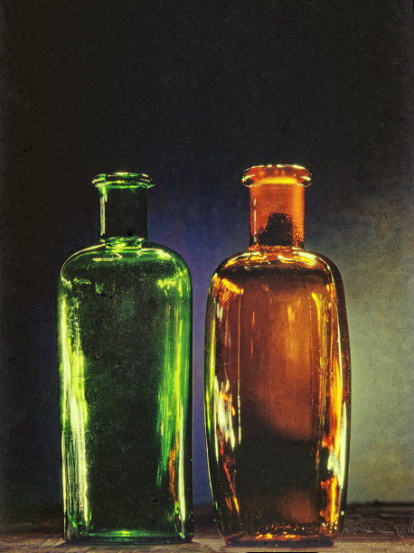 在黑暗的背景下，旧的彩色古董瓶图片下载