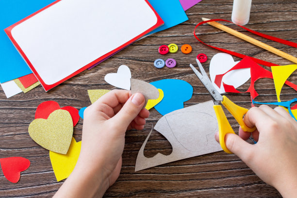 指令步骤5。贺卡与心情人节，母亲节或生日礼物。儿童艺术项目，儿童工艺品。工艺对孩子。图片下载
