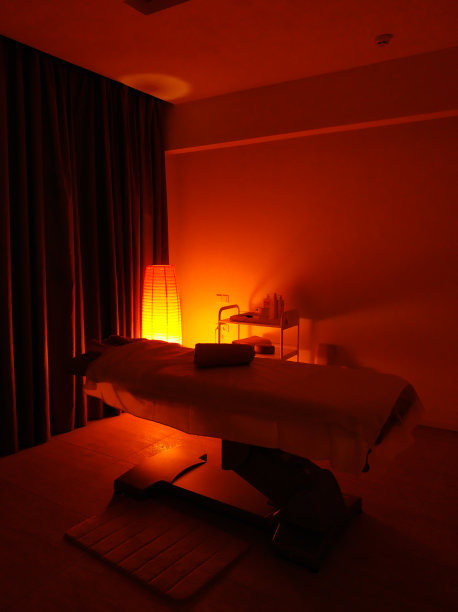 按摩室的内部。按摩床图片下载