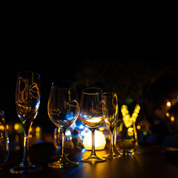 晚上聚会上的空酒杯图片下载