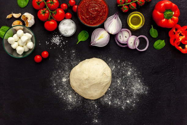 意大利披萨的制作和配料图片下载