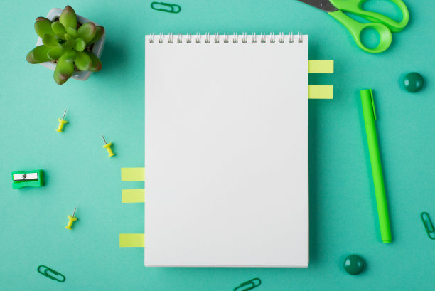 平铺模拟上方的俯视视图清晰的教科书与办公用品和绿色多肉植物的照片图像孤立的绿色办公桌背景图片下载