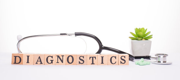 诊断的概念。水平全景近观照片黑色听诊器堆绿色药物和木块使字诊断孤立白色书桌图片下载