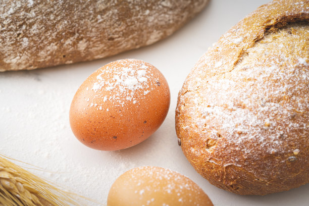 在白色的厨房工作台上烘烤自制的面包和烹饪原料图片下载