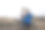 一对漂亮的老夫妇在海滩或公园里骑着他们的自行车拥抱在一起——成熟和活跃的人们正在努力锻炼身体图片下载