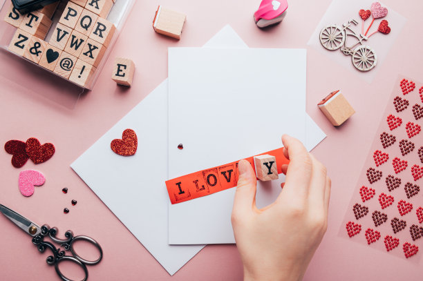 制作情人节卡片的过程图片下载