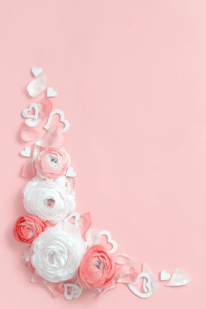 角框架由毛茛花和心在浅粉色的背景图片下载