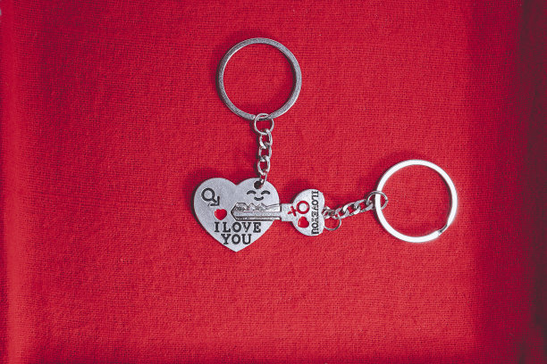 锁和钥匙的爱情概念情人节和甜蜜的一天在红色礼盒背景图片下载