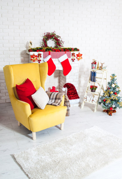 新年室内时尚的黄色扶手椅和壁炉。图片下载