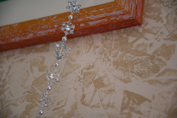 抽象的节日背景与宝石银色花环图片下载