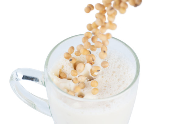 将豆浆倒入杯中或玻璃中，在白色背景上隔离豆浆，停止运动，食品和饮料对象设计图片下载