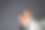 女超人，女商人，手里拿着红色文件夹和奖杯，在灰色的背景下对奖杯感到满意。图片下载