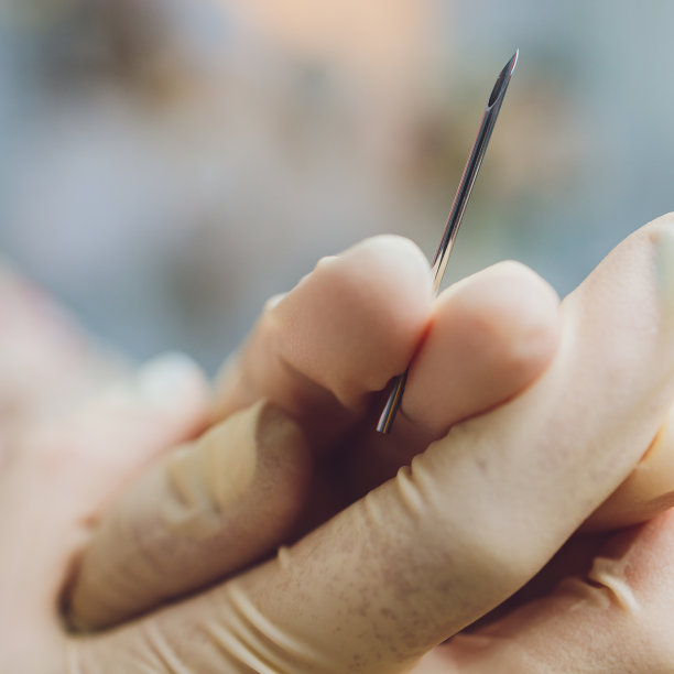 耳饰，戴一次性手套穿耳洞。图片下载