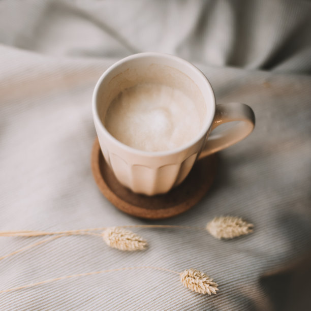 一杯牛奶咖啡，米色格子呢。平躺，俯视图静物早餐。舒适、舒适和温暖的概念。照片在轻柔和的颜色图片下载