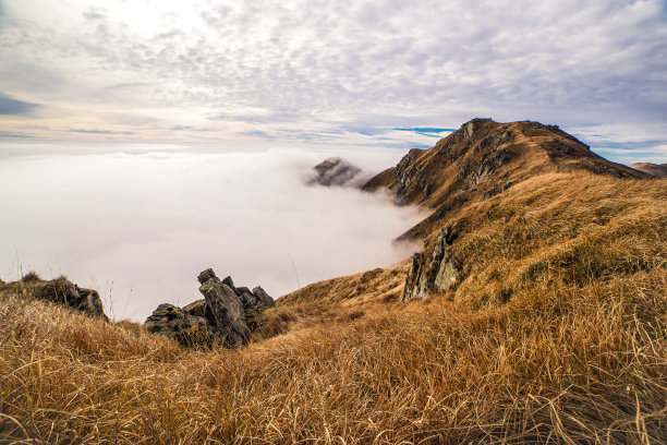 山峰和岩石与独特的云形成，阿宾尼诺托斯科埃米利亚诺国家公园，帕尔马，意大利图片下载