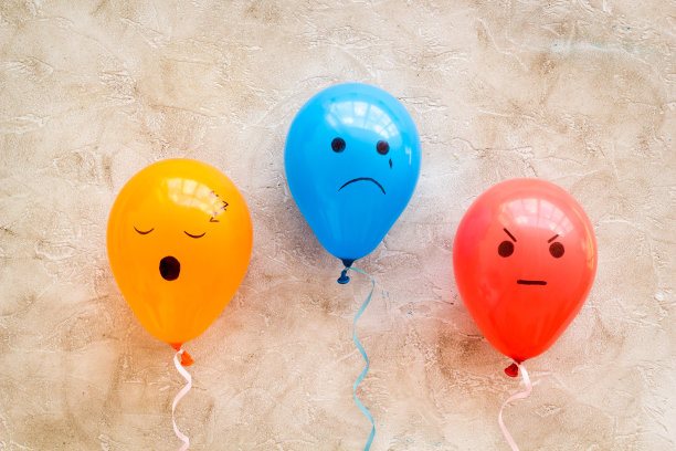 负面情绪。愤怒、抑郁、困倦、悲伤、情绪画在彩色气球上图片下载