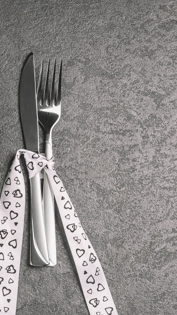银器在黑色的石头桌子装饰情人节，地方为菜单。图片下载