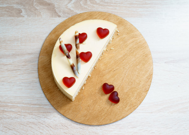 国际情人节甜甜的心形芝士蛋糕图片下载