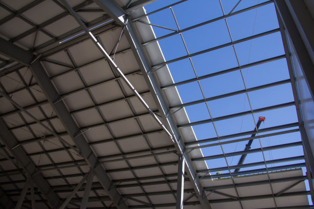 现代建筑材料的使用。建筑墙上的夹层板。建筑夹芯板框架的保温。图片下载