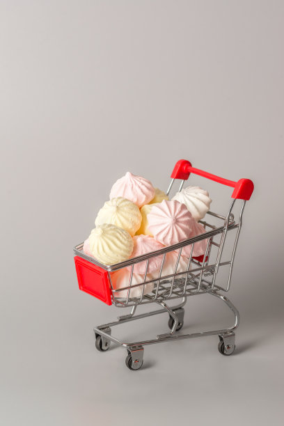 购物车里有很多五颜六色的小蛋白酥皮。采购烘焙原料及半成品图片下载