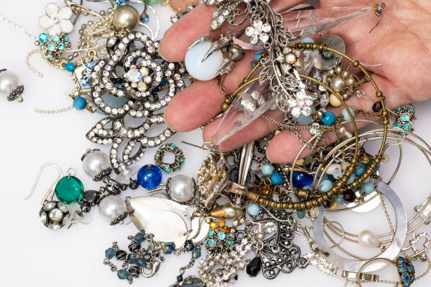 女性手持首饰图片下载