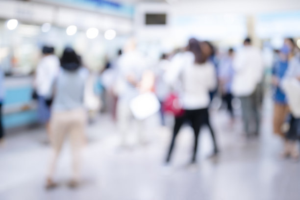 抽象模糊了许多人在接待楼道中行走，楼道为许多人在楼道中行走的背景设计图片下载