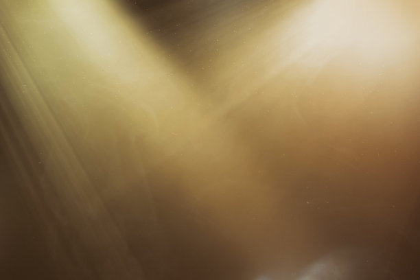 照亮舞台上的金色聚光灯光线在黑色背景上进行叠加设计图片下载