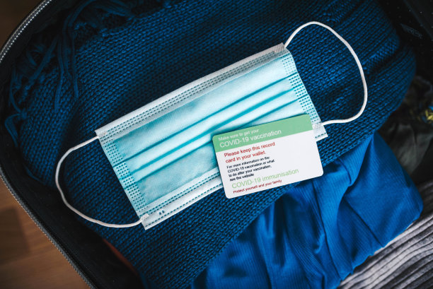 准备好旅行旅行箱、口罩及防疫身份证。2019冠状病毒病后的旅行库存照片图片下载