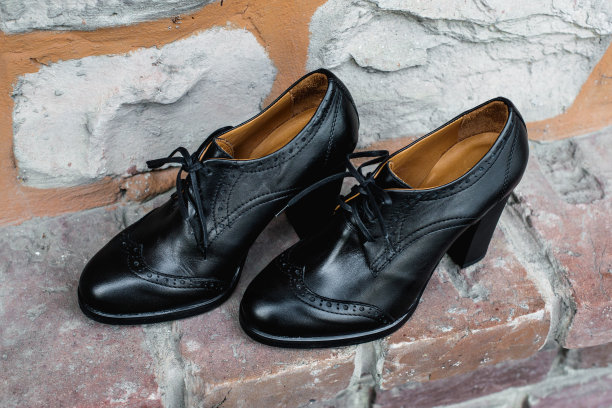 女士们穿的是传统的高跟鞋图片下载