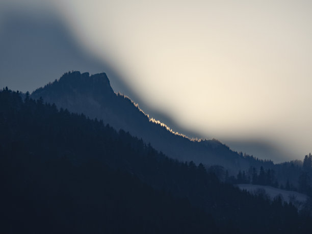 冬天，太阳在山的后面落下图片下载