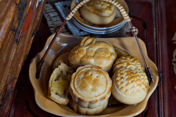 新鲜制作的传统中国月饼图片下载