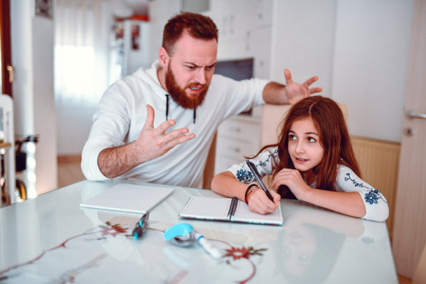 愤怒的父亲对写错作业的女儿大喊大叫图片下载