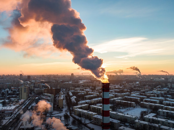 冬天的城市景观。烟从管子里冒出来。图片下载
