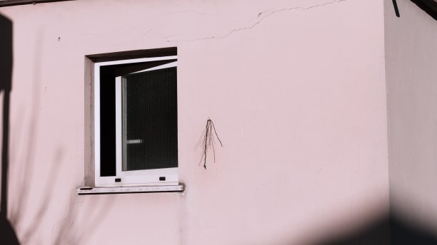 一幢住宅的一扇孤立的打开的窗户(意大利，意大利，欧洲)图片下载