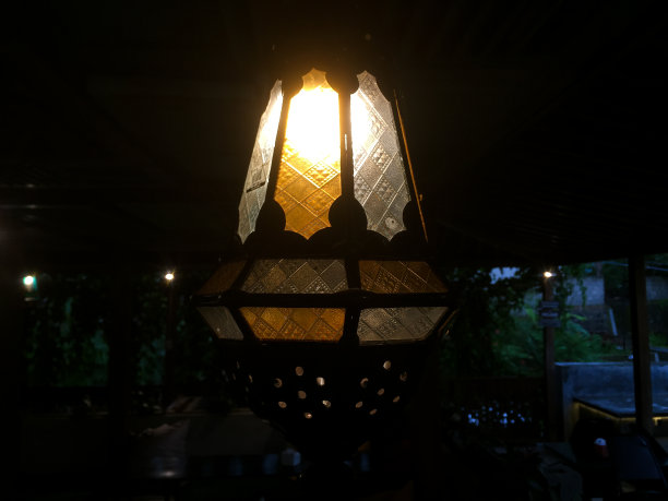 一种形状独特的灯，用作房间装饰图片下载