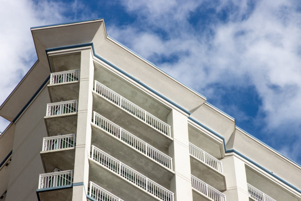 白色住宅楼阳台图片下载