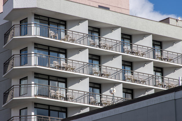 白色住宅楼阳台图片下载